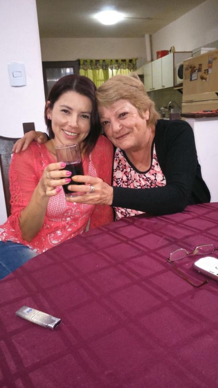 Natalia junto a Esther. Ella siempre me dijo, hija nunca un paso hacia atrás, usted avance aún cuando todo lo impida Foto: Natalia Contini