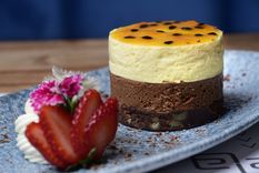 Este postre es un delicia porque combina una base de brownie con mousse de chocolate y una mousse de maracuyá. Foto: Instagram Este postre es un delicia porque combina una base de brownie con mousse de chocolate y una mousse de maracuyá. Foto: Instagram