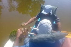 Irrigación tomó muestra del agua de la laguna El Viborón y comunicó los resultados del análisis Foto: Prensa Irrigación