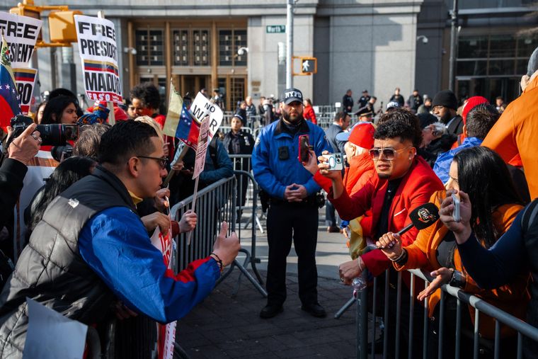 Grupos en contra y a favor de Maduro y Flores se encontraron a las puertas del Tribunal del Distrito Sur de Nueva York.