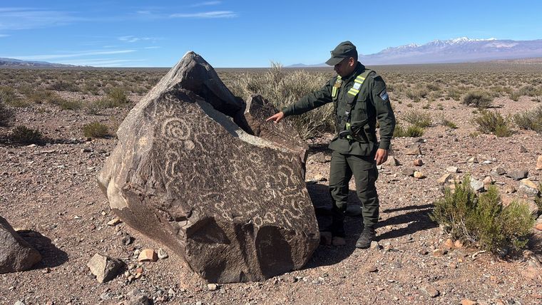 La piedra con petroglifos en Calingasta. La piedra con petroglifos en Calingasta. 