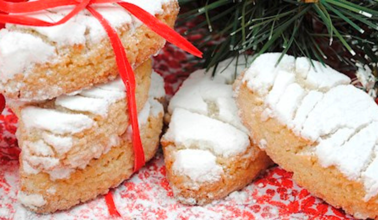 La receta de galletas blandas de almendra de Siena nació en la Edad Media italiana. La receta de galletas blandas de almendra de Siena nació en la Edad Media italiana.
