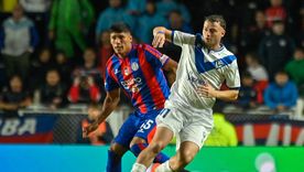 Lautaro Montenegro, defensor de San Lorenzo, intenta anticipar a Matías Pellegrini, delantero de Vélez.&nbsp;