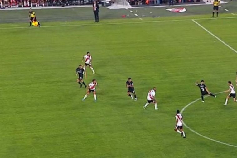 La jugada del final entre River y Argentinos, protagonista de los memes.