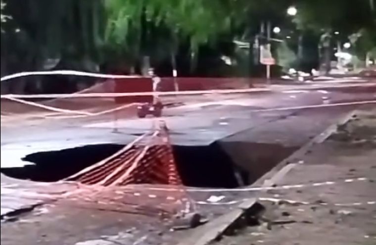 Socavón en calle tirasso, Guaymallén 1