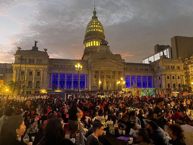 Miles de personas celebraron la Navidad frente al Congreso. Foto: Gentileza
