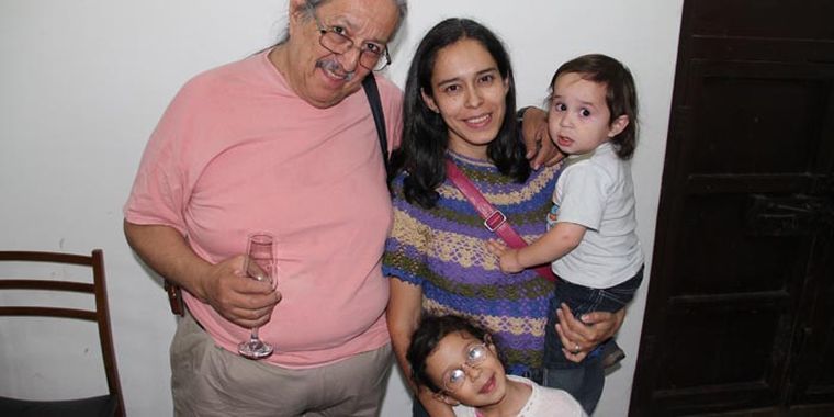 Alfio Araujo, su esposa Amancay y sus pequeños hijos: Hilario y Josefina.