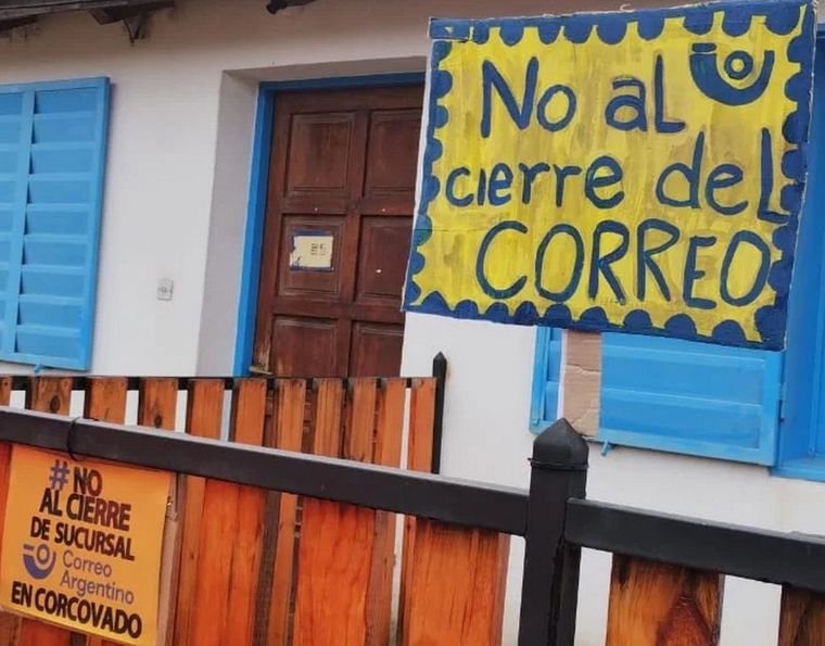 Vecinos autoconvocados de Corcovado se manifestaron pacíficamente para evitar que se cierre la sucursal Corcovado del Correo Argentino. Foto: Facebook Maria Roxana Novella