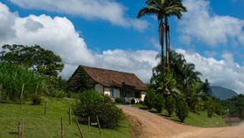 Entre campos y cerros, este pueblo brasileño conserva una ruta de casas centenarias que reflejan el legado de sus inmigrantes.