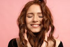 El sol y el calor también afectan la salud del cuero cabelludo en verano. Foto: Archivo