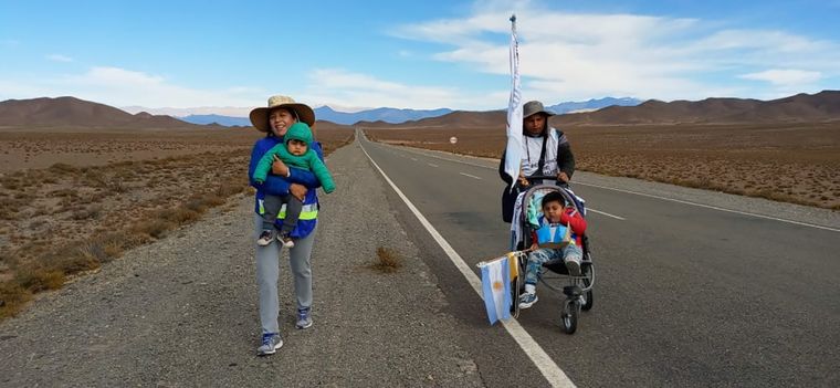 Durante 4 días Martina y Jorge caminaron con sus hijos para agradecer el milagro que cambió sus vidas.