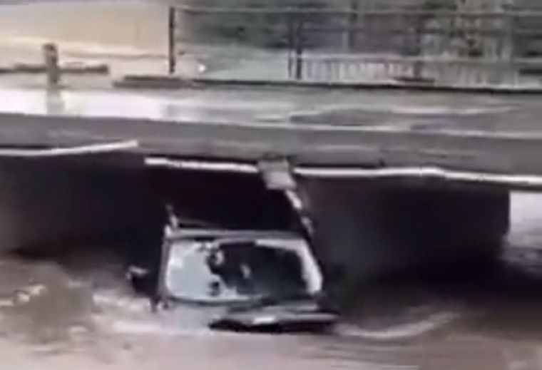 Una camioneta cayó en un arroyo en La Plata y fue arrastrada por el agua Foto: Captura de video