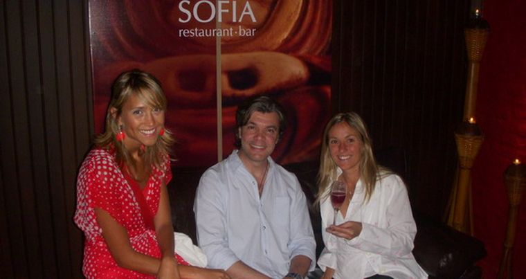 Flavia Valle, de Marketing de Denver, junto al dueño de Sofía, Claudio Rodríguez y Laura Bringas, de Familia Zuccardi. Foto: MDZ