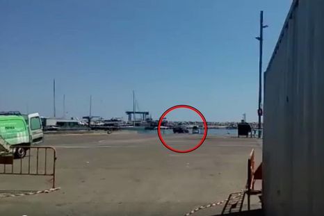 Un hombre se arrojó al mar con el auto de un cliente moroso