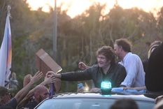 Javier Milei relanzará la campaña bonaerense en Mar del Plata junto a Diego Santilli tras el paso al costado de José Luis Espert. Javier Milei relanzará la campaña bonaerense en Mar del Plata junto a Diego Santilli tras el paso al costado de José Luis Espert.