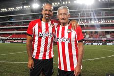 Padre e hijo, ídolos de la institución. Foto: Estudiantes de La Plata