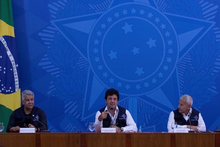 Luiz Henrique Mandetta (centro), el ahora ex ministro de Salud de Brasil