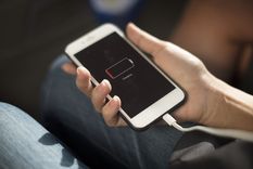 TENCOLOGÍA LOS EXPERTOS ADVIERTEN LOS PELIGROS DE DEJAR EL CELULAR CARGANDO Foto: FREEPIK