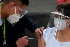 La enfermera mexicana María Irene Ramírez fue la primera persona en vacunarse contra la covid-19 en América Latina. Foto: GETTY IMAGES