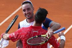 Troicki abraza a Djokovic en el primer partido del torneo exhibición.