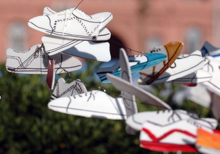 Las zapatillas que recuerdan a los muertos en el boliche.