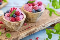 helado vegano de frutos rojos y menta ¡con solo 3 ingredientes y en 1 paso!