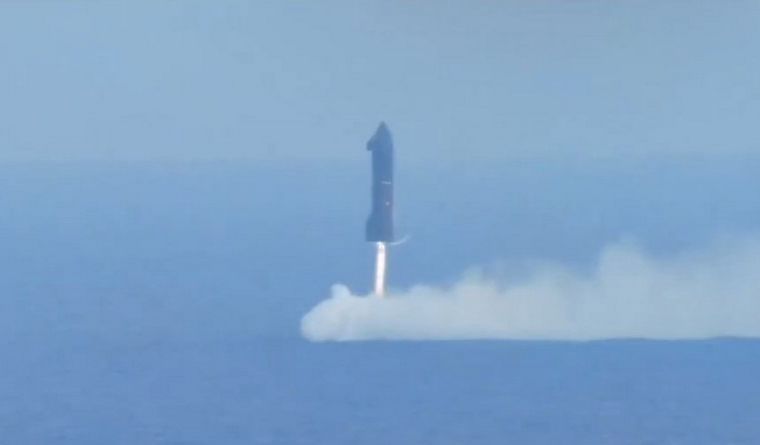 Momento en el que el cohete de Starship desciende en el mar. Foto: Dpa.