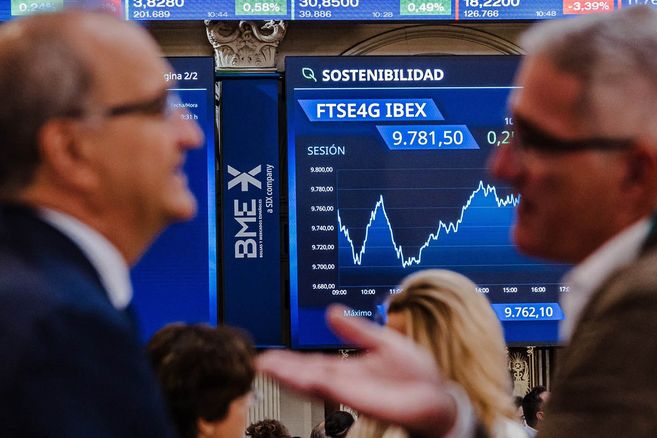Las acciones de empresas argentinas se disparan más de 11% en la Bolsa de Valores de Nueva York, en una jornada muy positiva para los activos argentinos y baja del riesgo país, que quebró la línea de los 500 puntos básicos. Las acciones de empresas argentinas se disparan más de 11% en la Bolsa de Valores de Nueva York, en una jornada muy positiva para los activos argentinos y baja del riesgo país, que quebró la línea de los 500 puntos básicos.