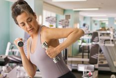 Los ejercicios de fuerza con pesas son clave para mantener la masa muscular.