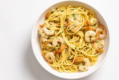 Espaguetis con langostinos Una receta exquisita para hacer en simples pasos Foto: Shutterstock Espaguetis con langostinos Una receta exquisita para hacer en simples pasos Foto: Shutterstock