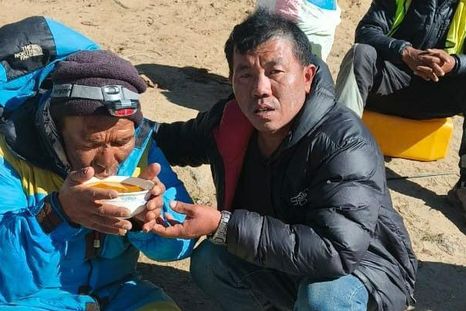Dawa Sherpa (izquierda), quien se temía había fallecido en algún rincón de la montaña más alta del mundo, consiguió ponerse a salvo. Dawa Sherpa (izquierda), quien se temía había fallecido en algún rincón de la montaña más alta del mundo, consiguió ponerse a salvo.