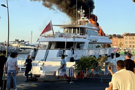 impactante incendio del yate de jose luis manzano en la riviera francesa impactante incendio del yate de jose luis manzano en la riviera francesa