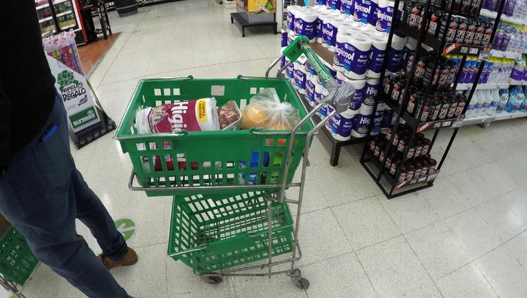 Las compras han tenido un incremento para el bolsillo de las familias. Foto: ALF PONCE MERCADO / MDZ