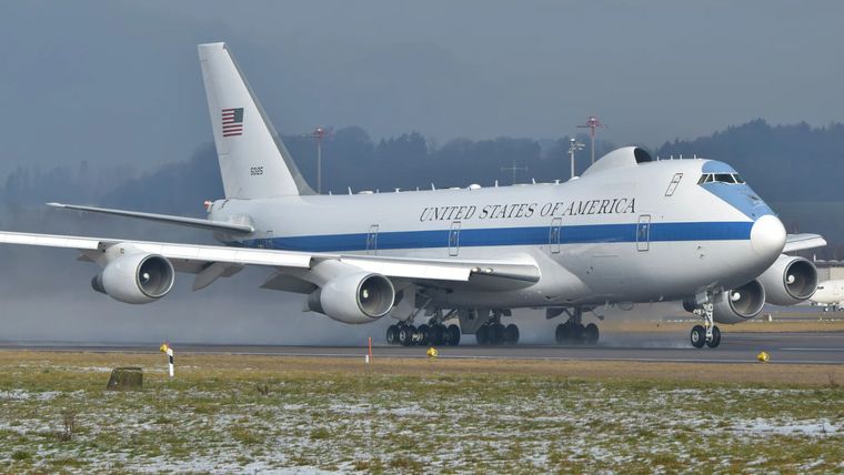 ¿Señal de alerta? Apareció el Avión del Juicio Final en Los Ángeles y genera tensión global.