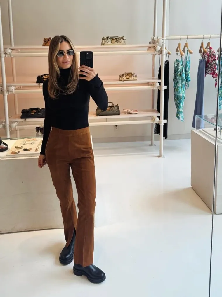 La modelo apostó por una polera negra y pantalón de cuero marrón. La modelo apostó por una polera negra y pantalón de cuero marrón.