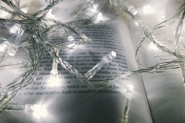 Decora tu dormitorio con luces y ten un ambiente completamente mágico. Foto: Pixabay - pixabay.com