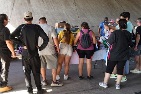 Debajo del puente de la Ruta 40, un joven mendocino vende ropa deportiva importada y genera movimiento todos los días. Debajo del puente de la Ruta 40, un joven mendocino vende ropa deportiva importada y genera movimiento todos los días.