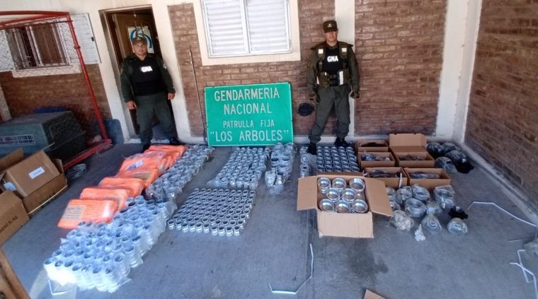 Los productos que fueron incautados por el personal del puesto fijo Los Árboles de la GNA. Foto: Gentileza.