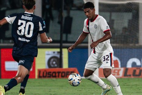 Ezequiel Herrera (32), lateral de San Lorenzo, domina el balón ante la marca de Giovanni Baroni (30), juvenil volante ofensivo de Talleres.&nbsp;