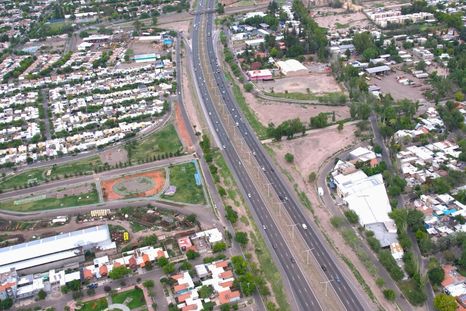 El nuevo puente de la calle Aristóbulo del Valle atravesará el Acceso Este en dirección Este a Oeste. El nuevo puente de la calle Aristóbulo del Valle atravesará el Acceso Este en dirección Este a Oeste.