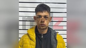 El joven de 25 años primero fue detenido por circular sin casco, pero al encontrarle un arma tumbera entre sus ropas terminó recluido en la Subcomisaría Iriarte de Las Heras. El joven de 25 años primero fue detenido por circular sin casco, pero al encontrarle un arma tumbera entre sus ropas terminó recluido en la Subcomisaría Iriarte de Las Heras.