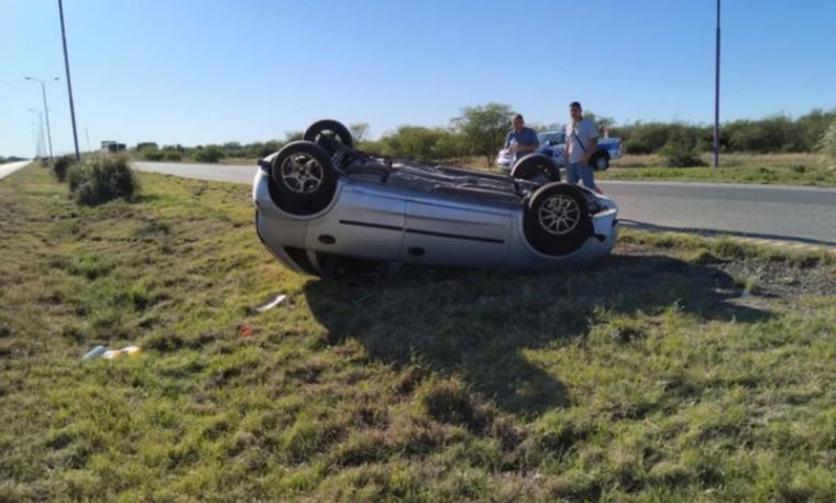 El coche dio un tumbo y quedó como se ve en esta imagen. Foto: gentileza