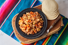 Esta receta de picadillo mexicano tiene raíces coloniales, combinando ingredientes europeos como la carne molida con productos autóctonos como el jitomate y el chile, lo que la convierte en un símbolo del mestizaje culinario.
