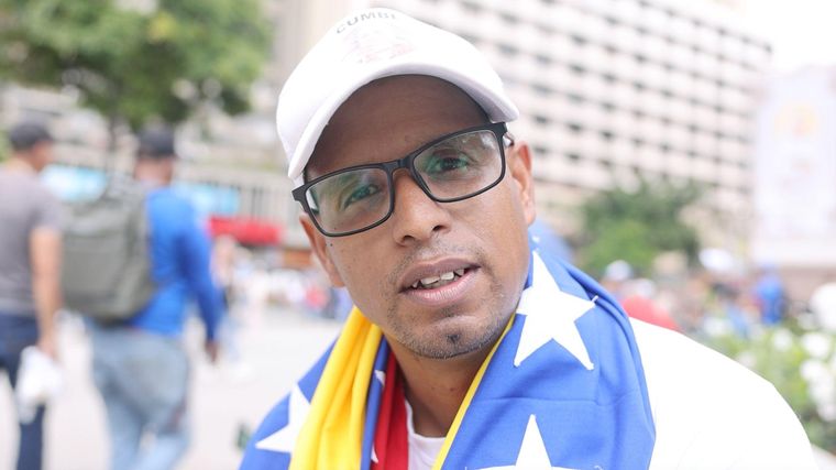 "¿Qué sentí al ver al presidente Maduro (arrestado)? Mucha impotencia y mucha rabia", dice Elin Mata durante la manfiestación.