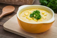 Receta fácil y reconfortante de sopa crema de choclo: ideal para días fríos.