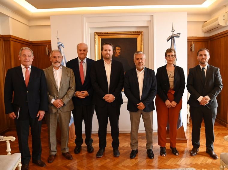 El gobernador Alfredo Cornejo recibió una comitiva de una empresa canadiense que invertirá en Mendoza. Foto: Gentileza