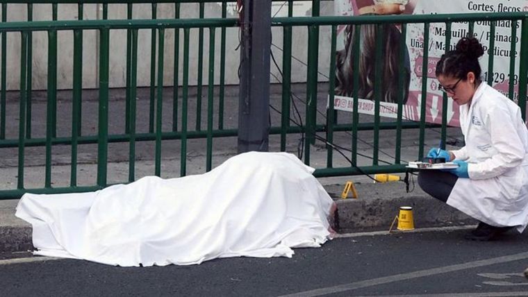 Una investigadora en la escena del doble asesinato. Foto: Getty Images