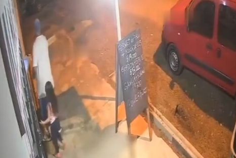 El intento de robo y tiroteo contra el abuelo y su nieta quedó grabado en video. El intento de robo y tiroteo contra el abuelo y su nieta quedó grabado en video.