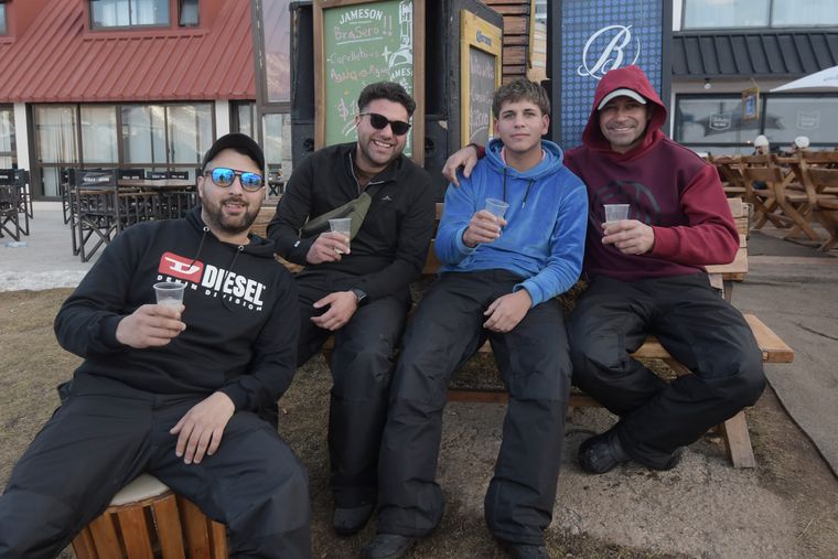Desde La Pampa, estos cuatro amigos vinieron a pasar el fin de semana y, obviamente, a festejar la amistad. Desde La Pampa, estos cuatro amigos vinieron a pasar el fin de semana y, obviamente, a festejar la amistad.
