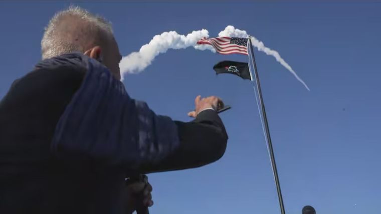 El cohete SLS iluminando la noche de Florida en su camino triunfal hacia la Luna. El cohete SLS iluminando la noche de Florida en su camino triunfal hacia la Luna.